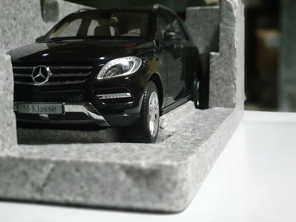 Модель авто MERCEDES ML чёрная масштаб 1:18