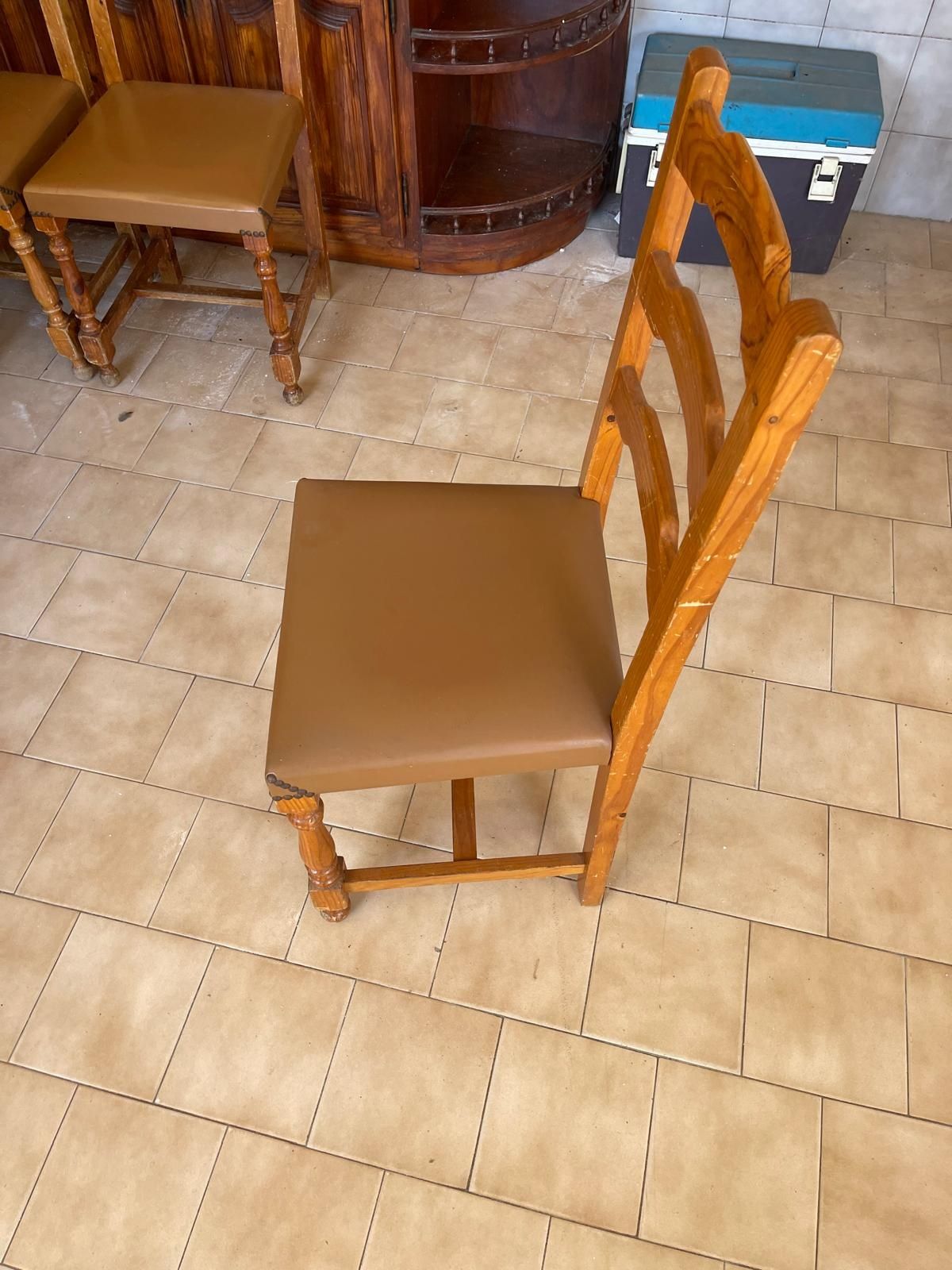 Mesa e cadeiras de cozinha em pinho