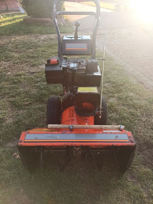 Odśnieżarka spalinowa canadiana