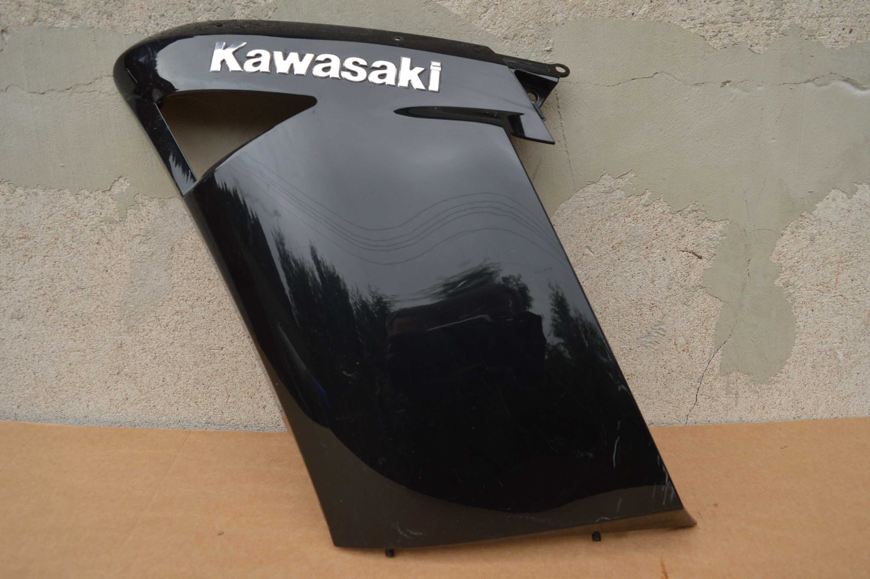 Kawasaki GTR 1400 '07-09r OWIEWKA lewa emblemat