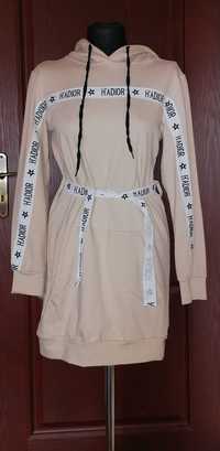 Sukienka dresowa w beżowym kolorze z logowanymi taśmami
