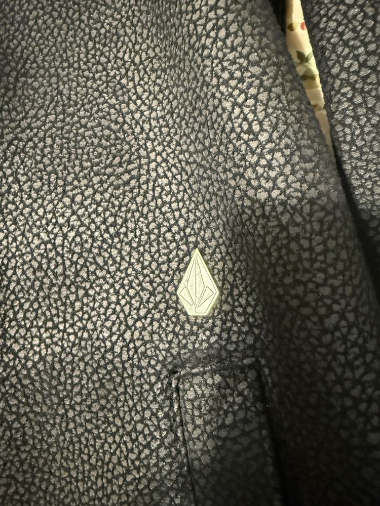 Casaco volcom preto tipo pele