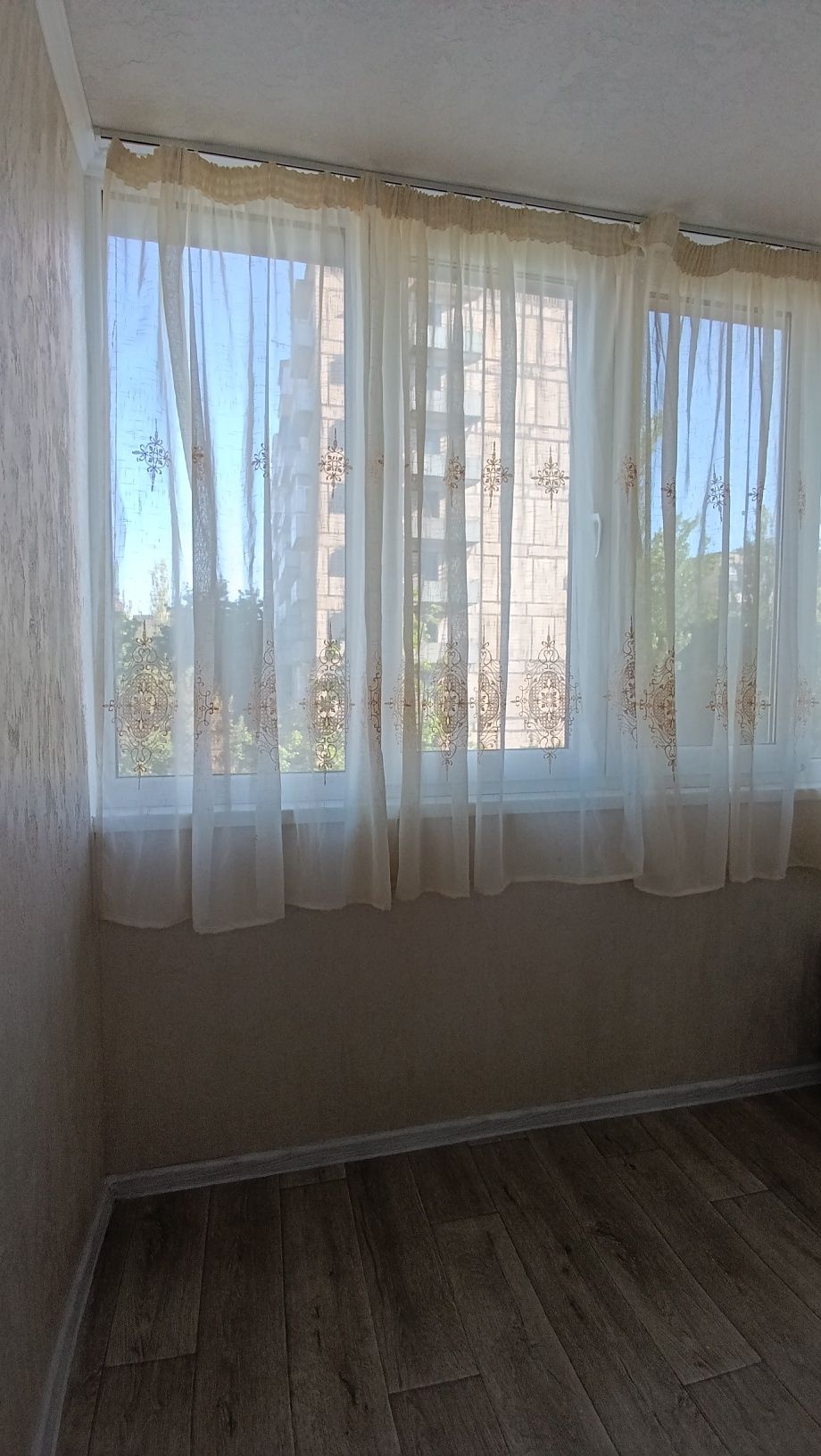 Продам 2 кімнатну на Зарічному окремі кімнати