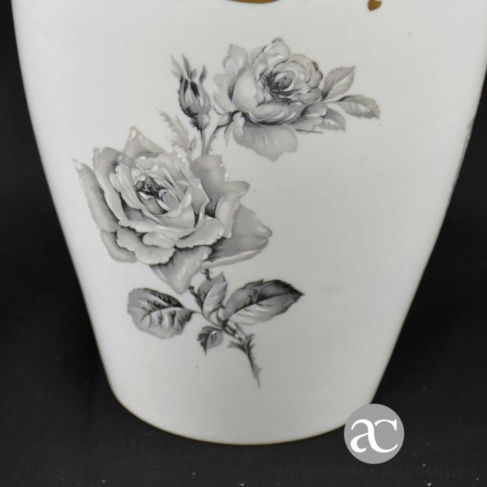 Pote com tampa porcelana Artibus, com apontamentos a ouro