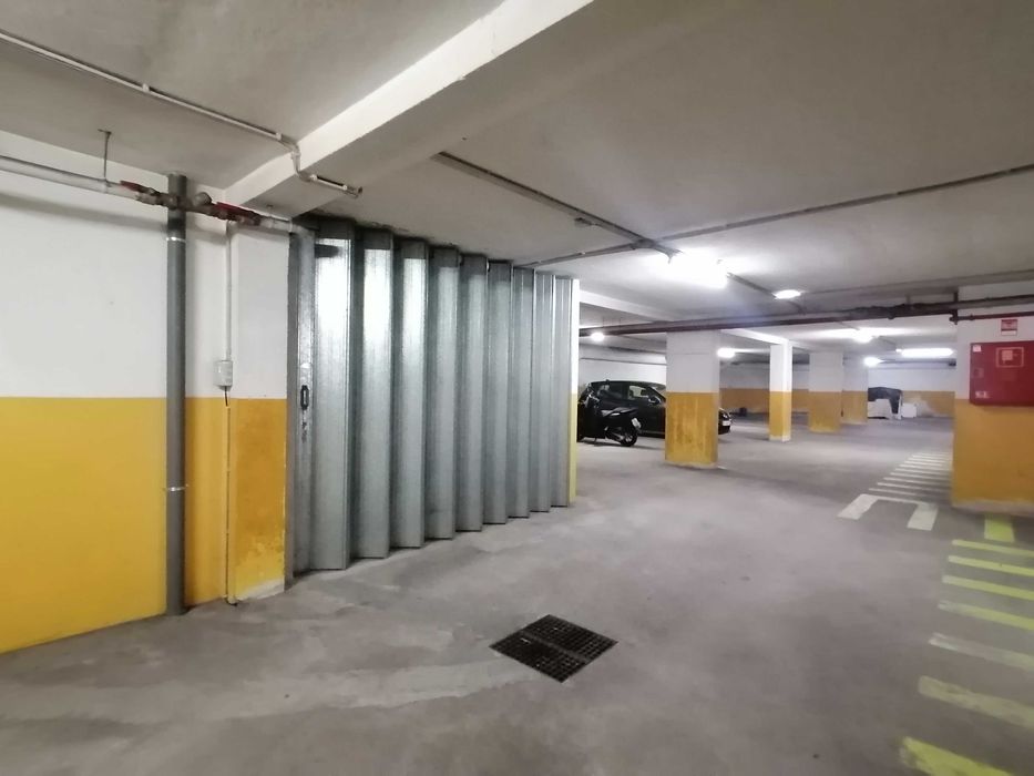 Alugo Garagem fechada box grande armazém Gaia centro Mafamude