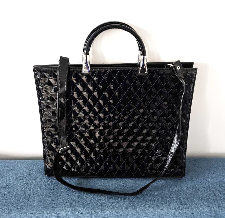 Czarna lakierowana elegancka torba