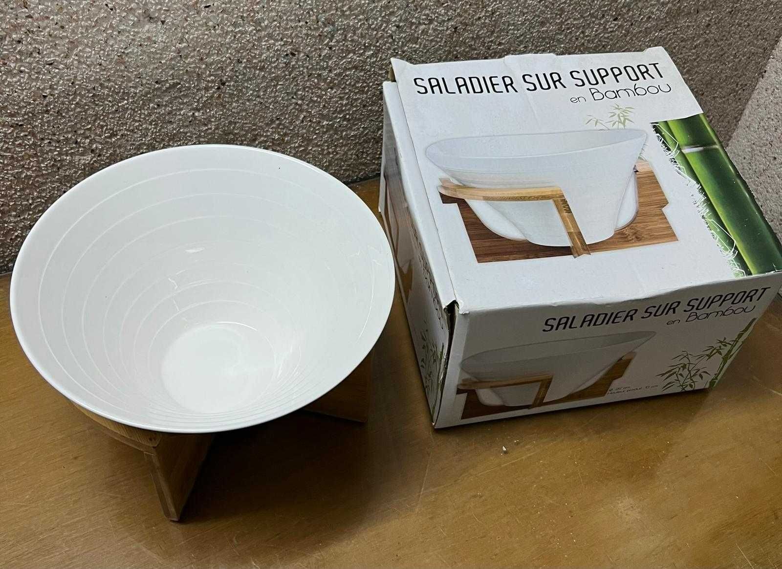 Saladeira de cerâmica com suporte de bambu