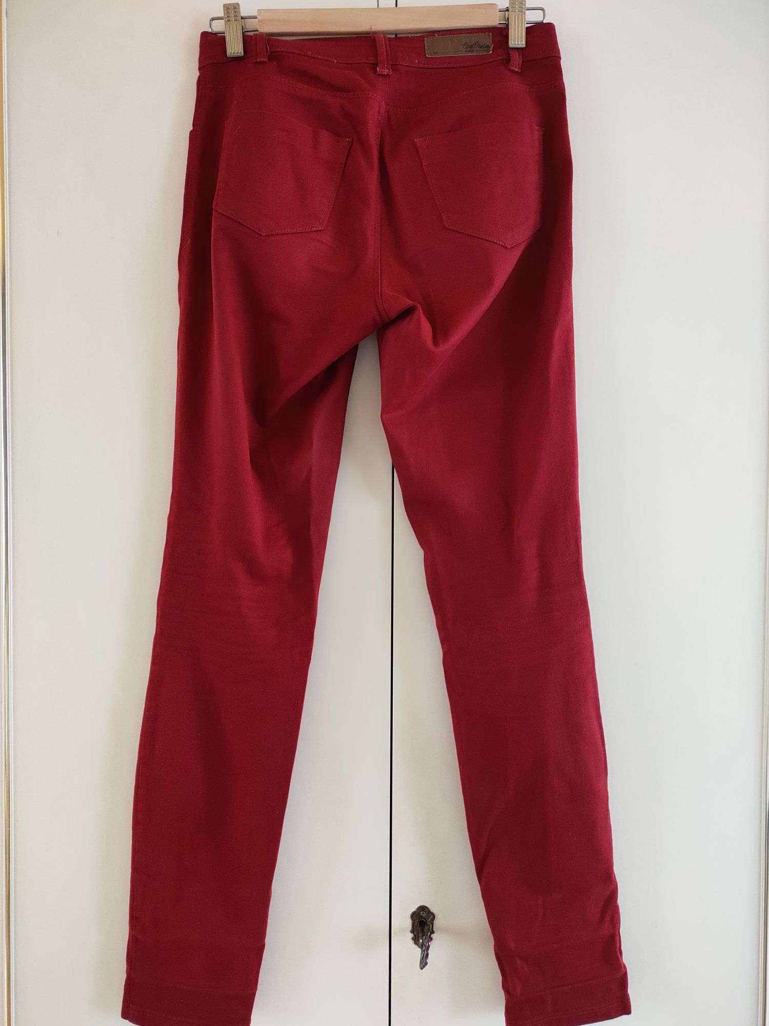 Czerwone spodnie jeansy Zara 36