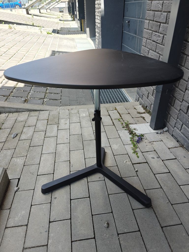 Czarny stolik na laptopa Ikea