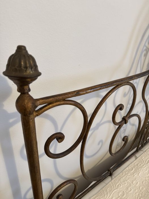 Cama de ferro antiga