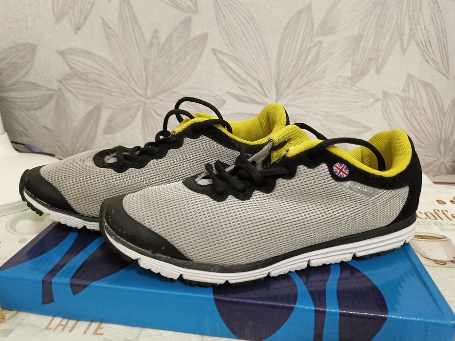 Кросівки у відмінному стані р. 36