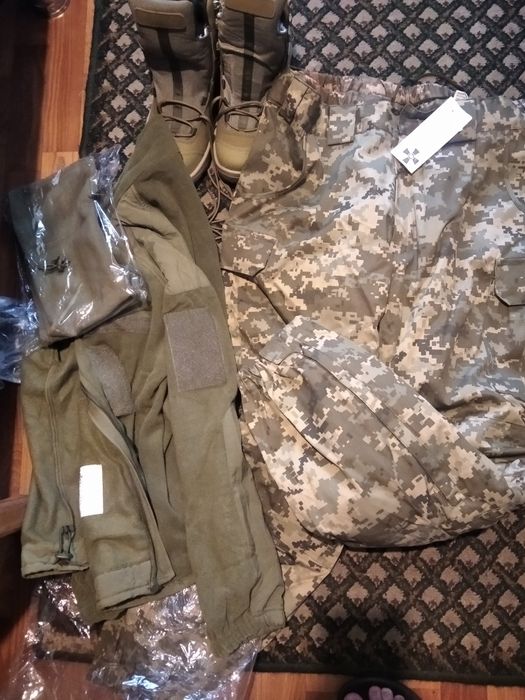 Зимние Вещи армейские,  Берцы, спальник Carinthia новый