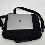 Torba czarna na laptopa zapinana na zamek na ramienna Belkin