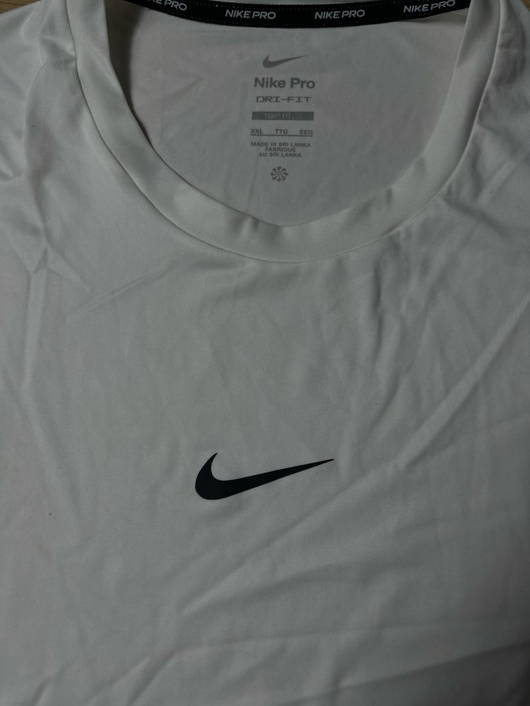 Футболка nike без рукавів з центр лого білосніжна