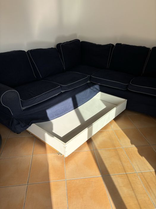 Sofá-cama 5 lugares e uma gaveta.