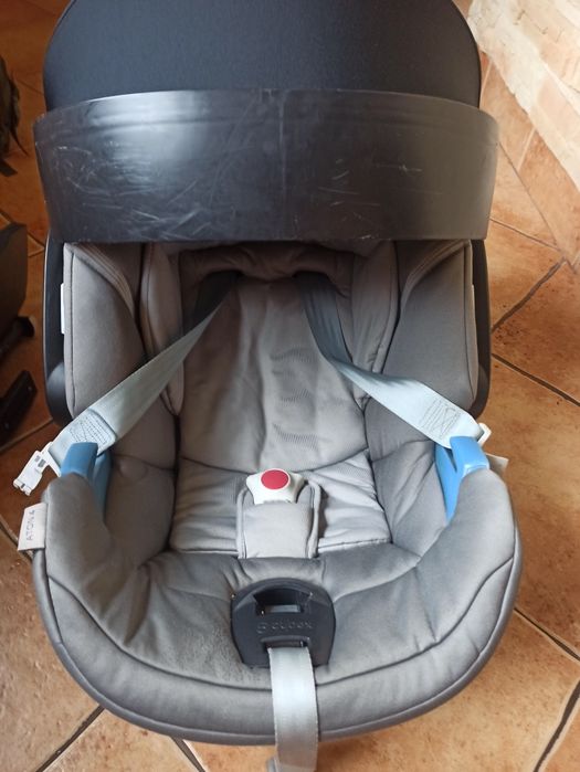 Fotelik z bazą  Aton