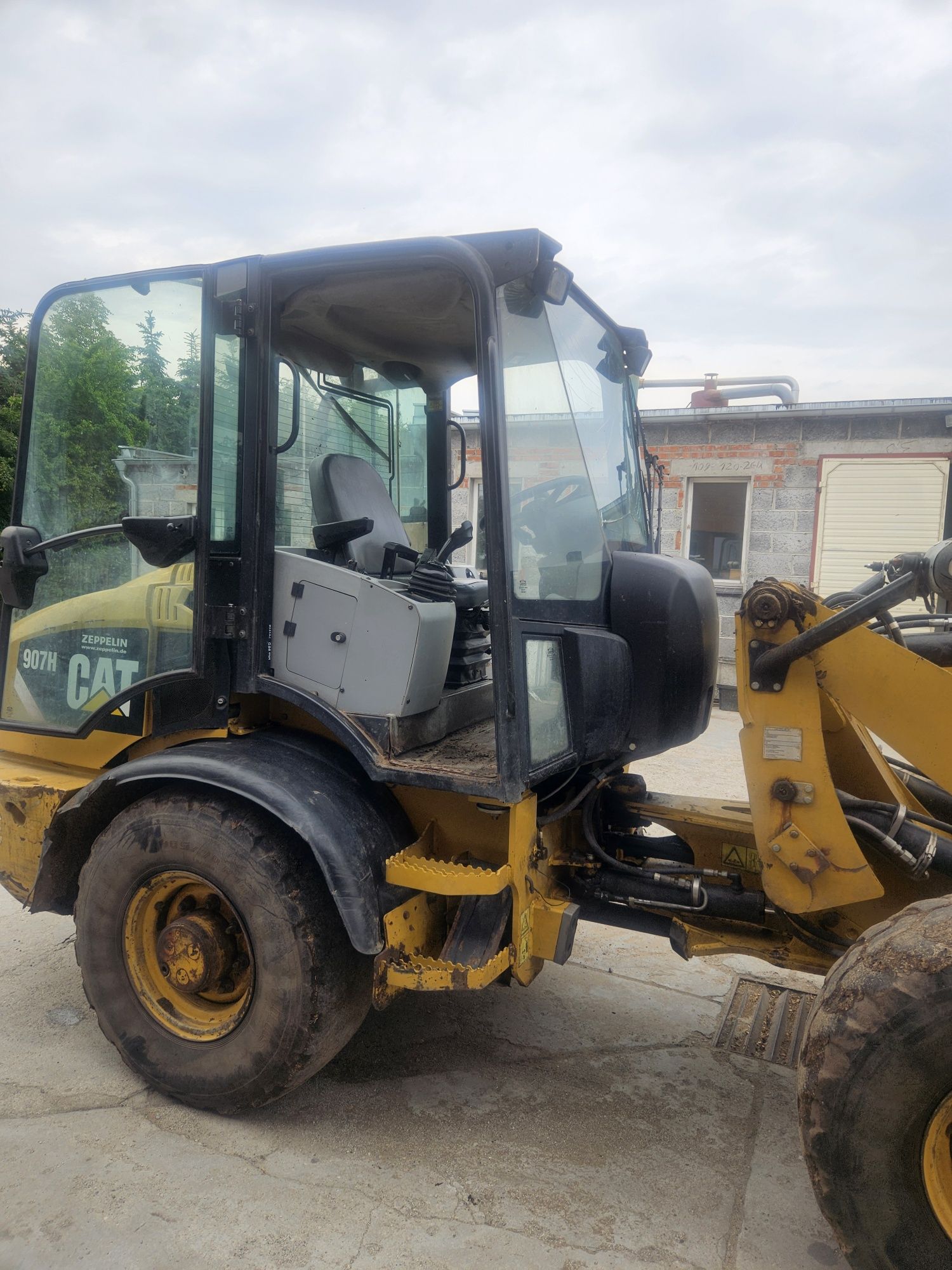 CAT 907H 10500mtg bez DPF