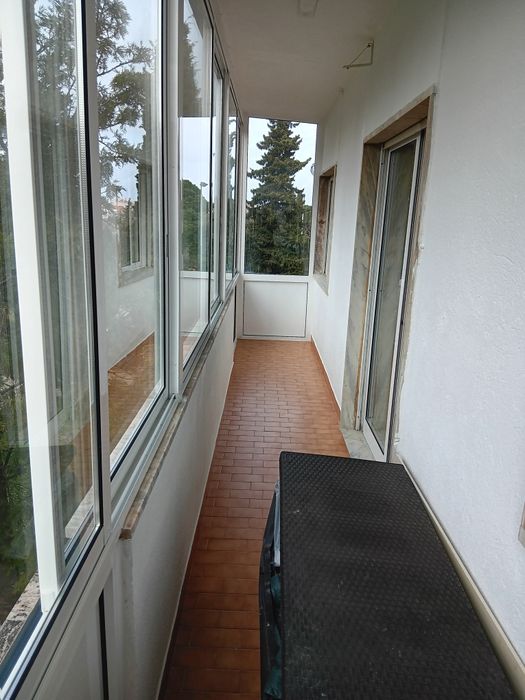 Feijo Apartamento T4 no primeiro andar, remodelado para T3 com sala de