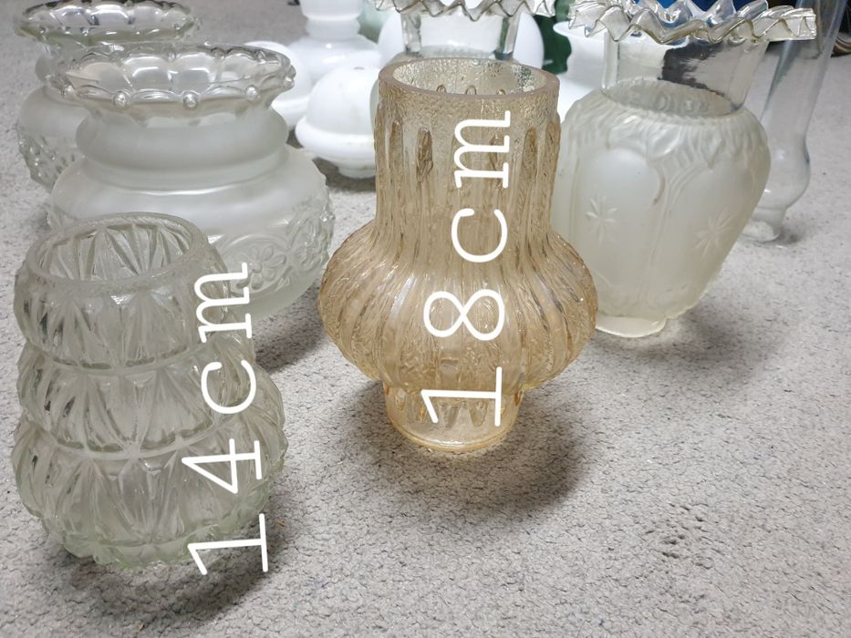 Diversos globos de candeieiros antigos