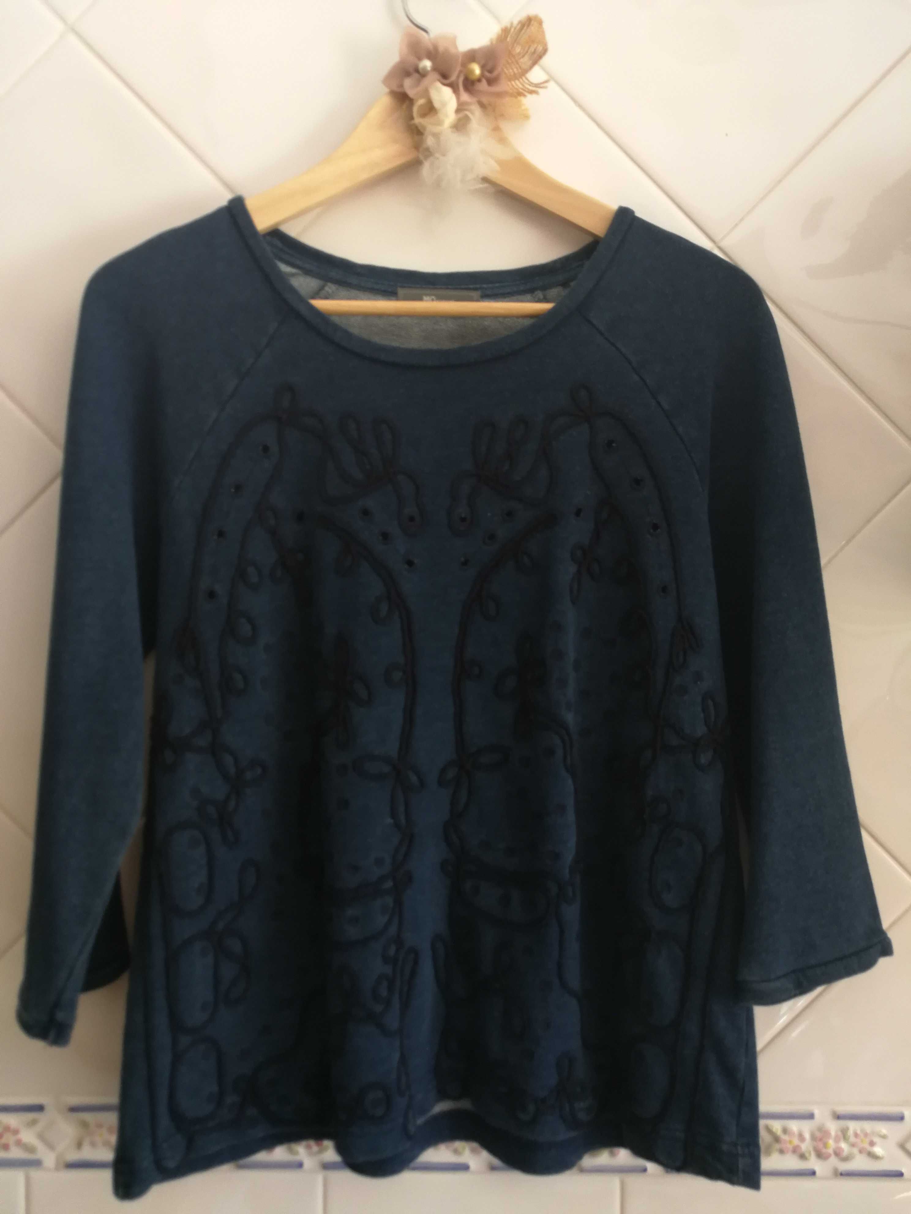 Blusa azul ganga com aplicações