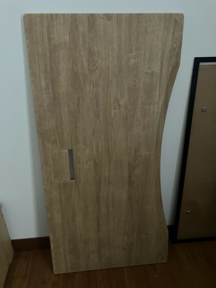 Ergonomiczny blat do biurka z ładowarką podblatową