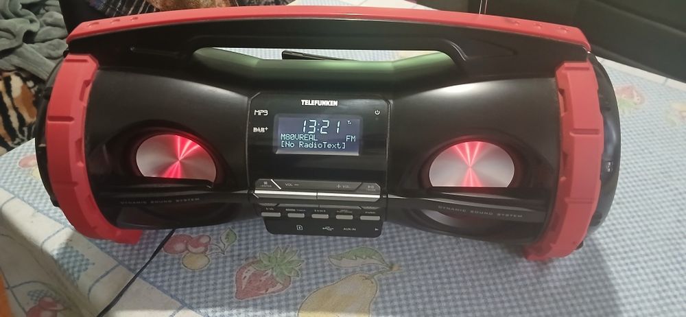 Vendo Rádio com luzes coloridas
