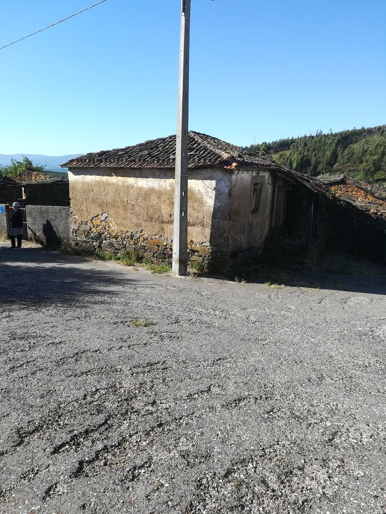 Casa pedra isolada no centro da Aldeia