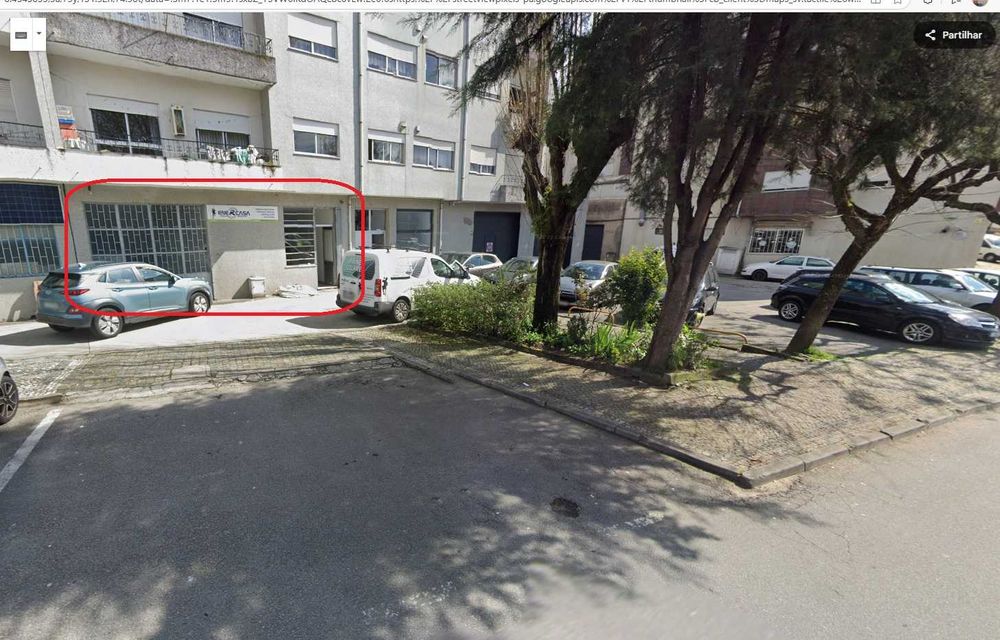 Armazém / loja com escritório, 200m2 e pé direito alto.