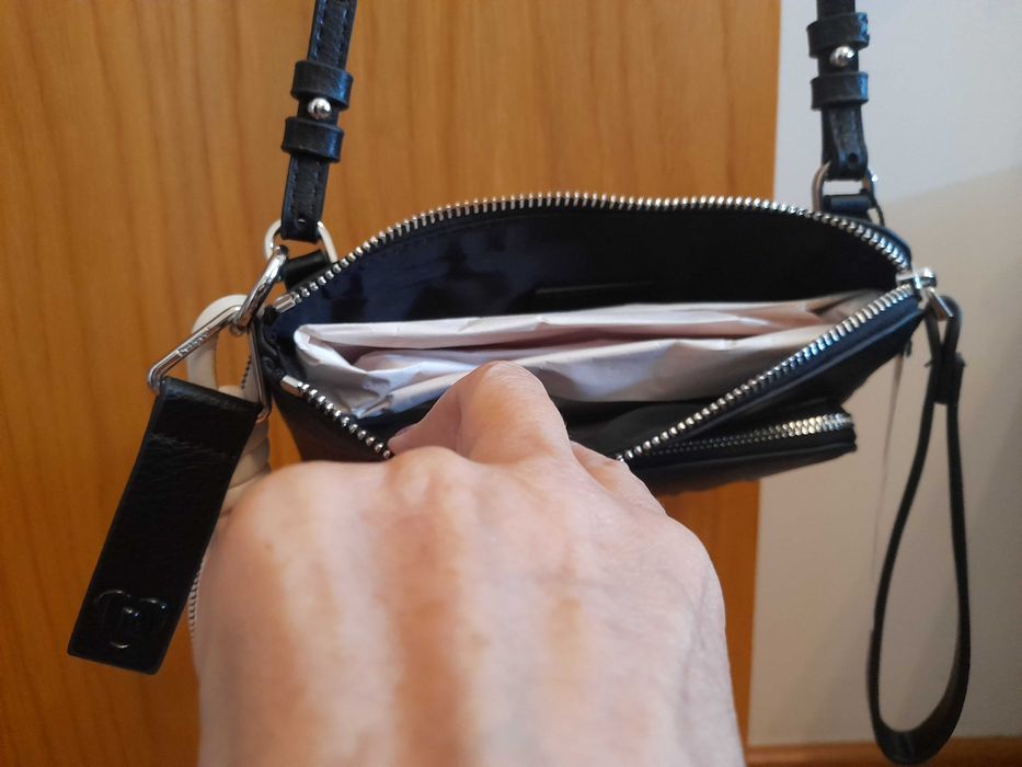 Bolsinha preta, a tiracolo, multiusos, marca Desigual