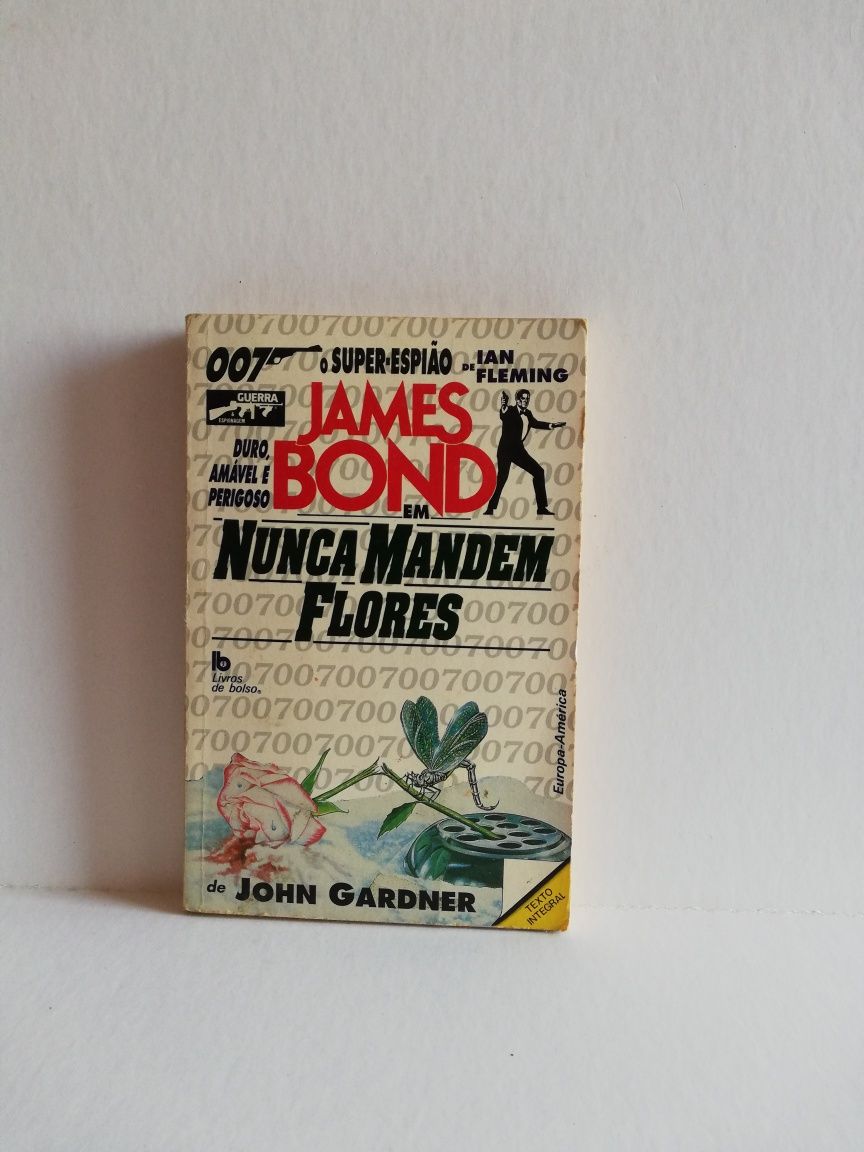 Livro James Bond: Nunca Mandem Flores, de John Gardner
