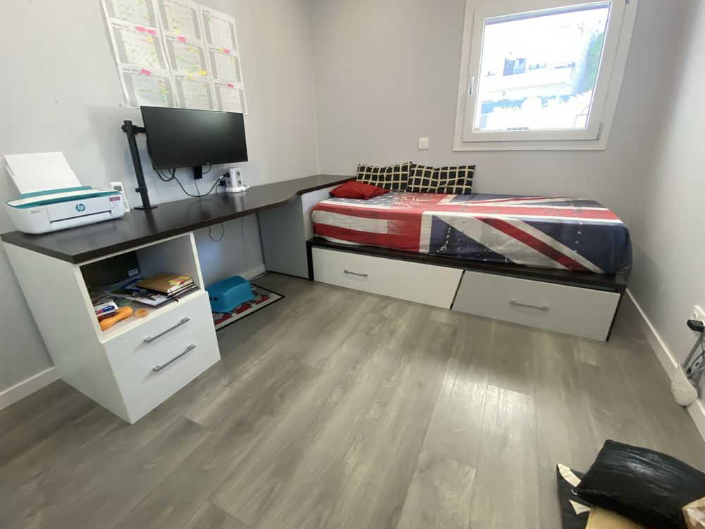 Cama e secretaria rapaz