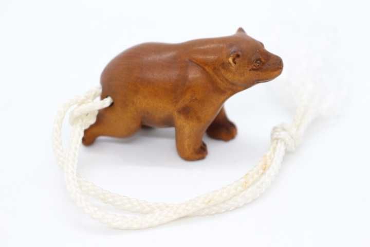 Netsuke em Madeira Esculpida Urso Andando Assinado