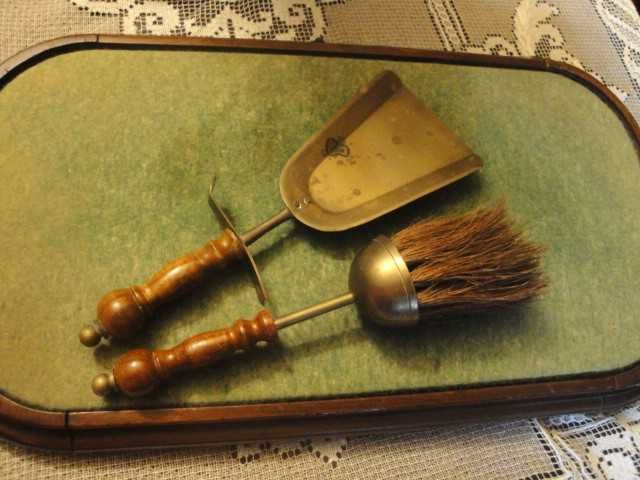 Stary komplet do zbierania okruchów mosiądz i drewno.