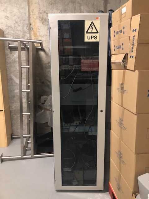 Dois Bastidores de informática