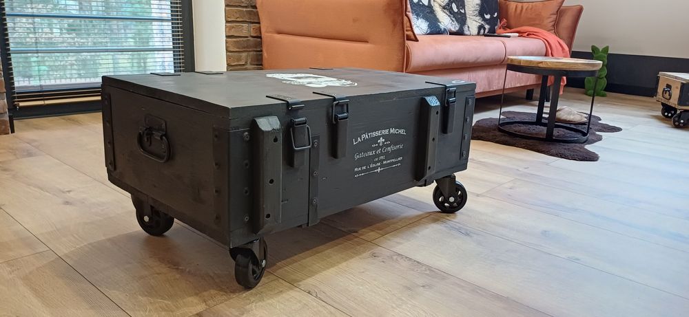 Dizajnerski stolik na kółkach ze skrzyni po amunicji