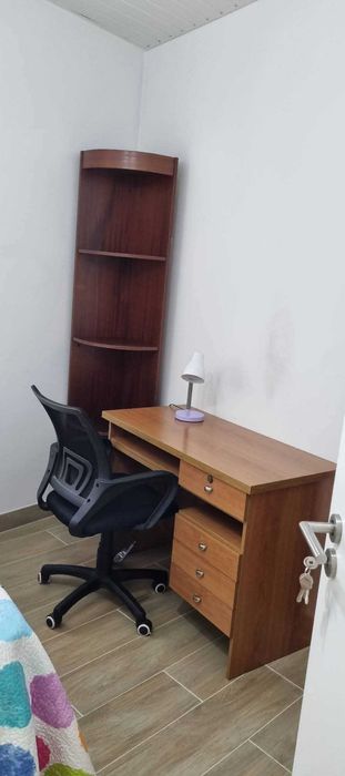 Arrenda-se Quarto a Estudante