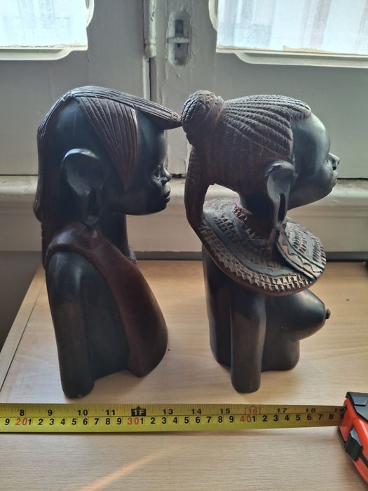 2 esculturas africanas com cerca 28 cms cada