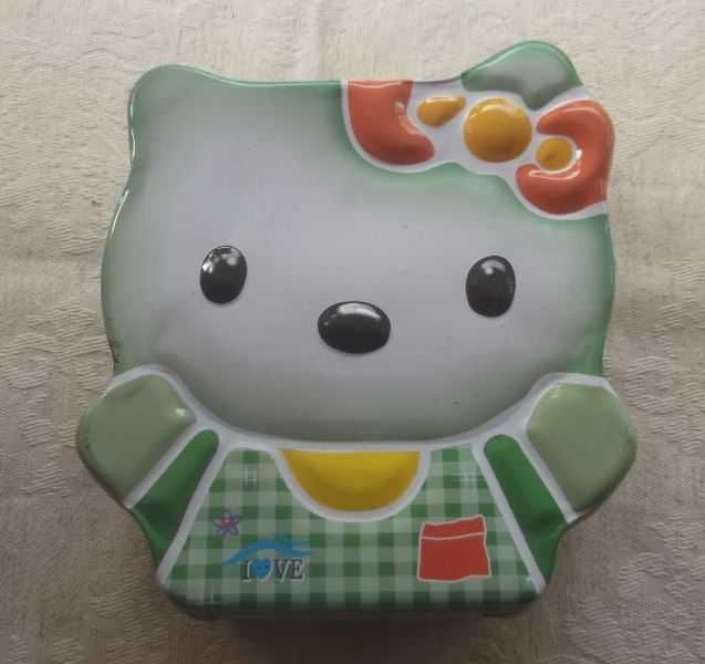 Venda Solidária - Mealheiros de lata, formato Hello Kitty
