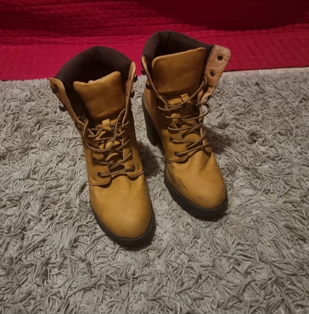 Botas pelo tornozelo