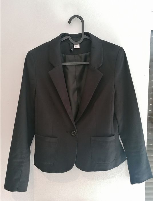 Dopasowana czarna marynarka damska
