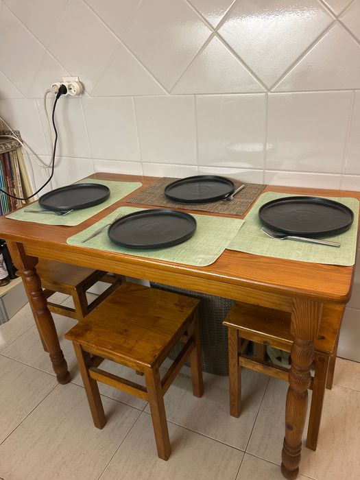 Mesa de cozinha e bancos