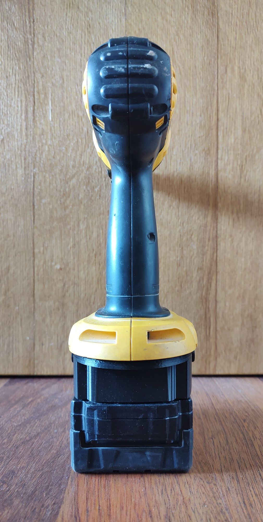 Adapter DeWalt stary Ni-Cd (XRP) na baterie Milwaukee M18