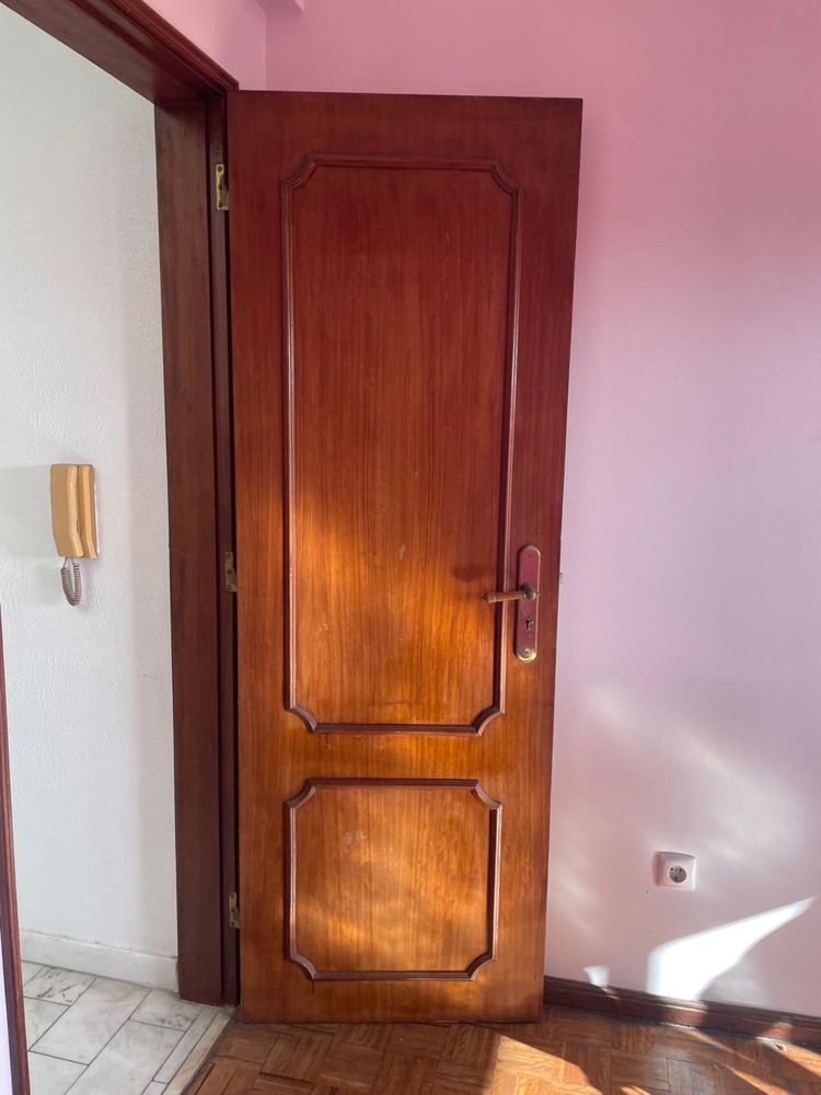 5 Portas interiores madeira friso
