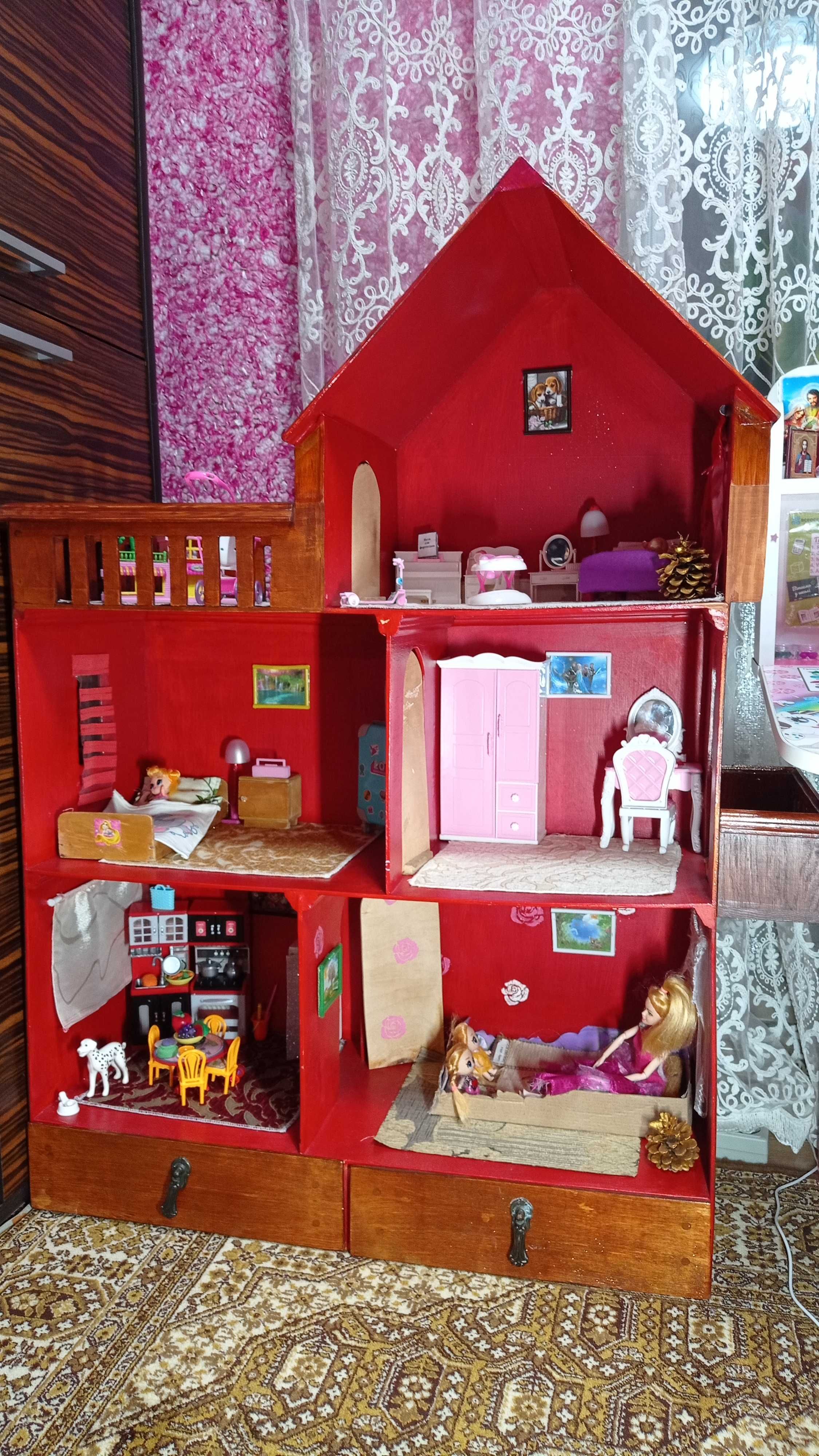 Дерев'яний будинок для ляльок