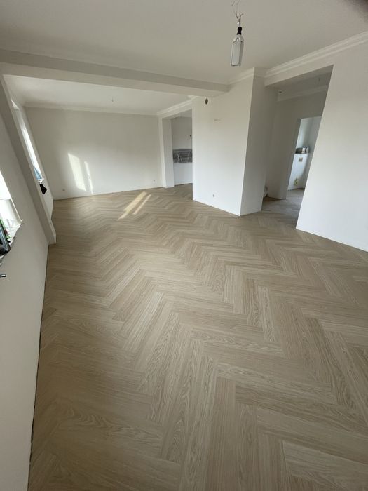 Panele winylowe klejone