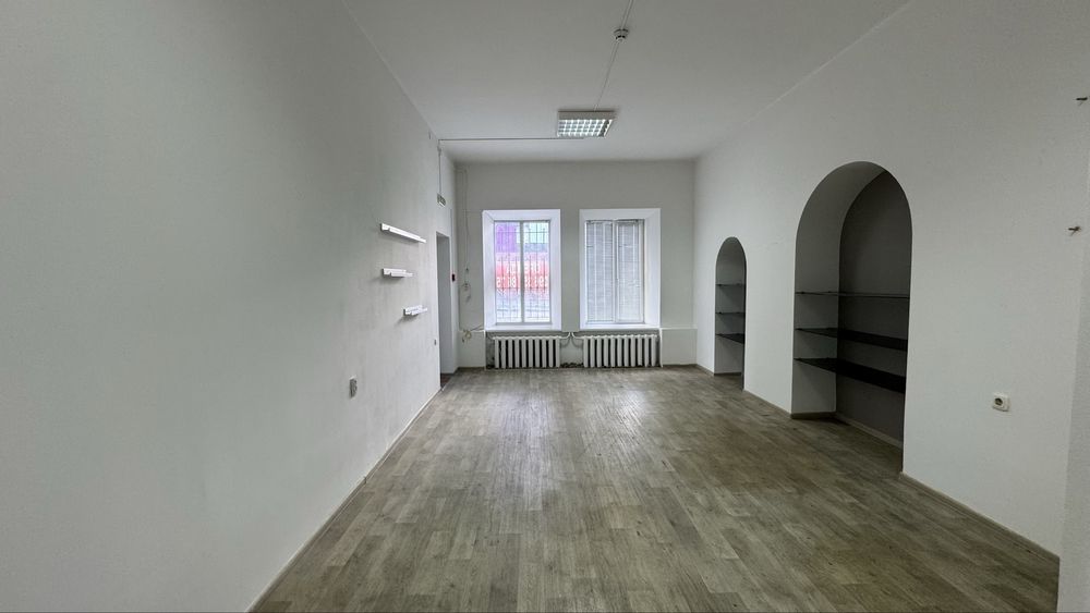 Оренда. Перший поверх, фасад, Центр