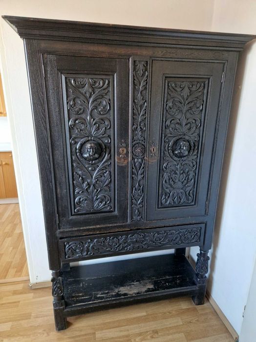 Stara szafa / kredens dębowy – rzeźbiony, do renowacji