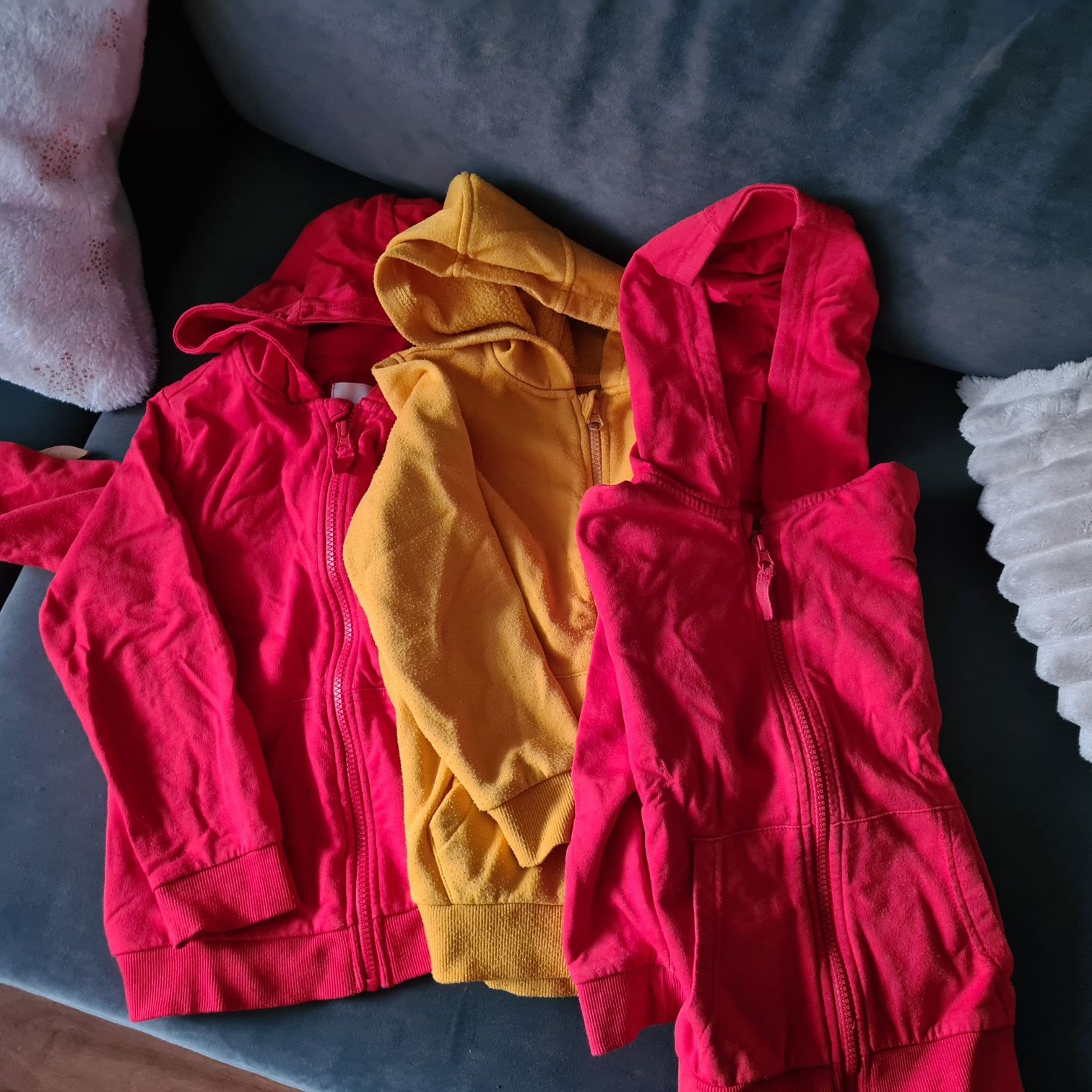 Bluzy rozpinane z kapturem 3 sztuki za 20 zł r 122