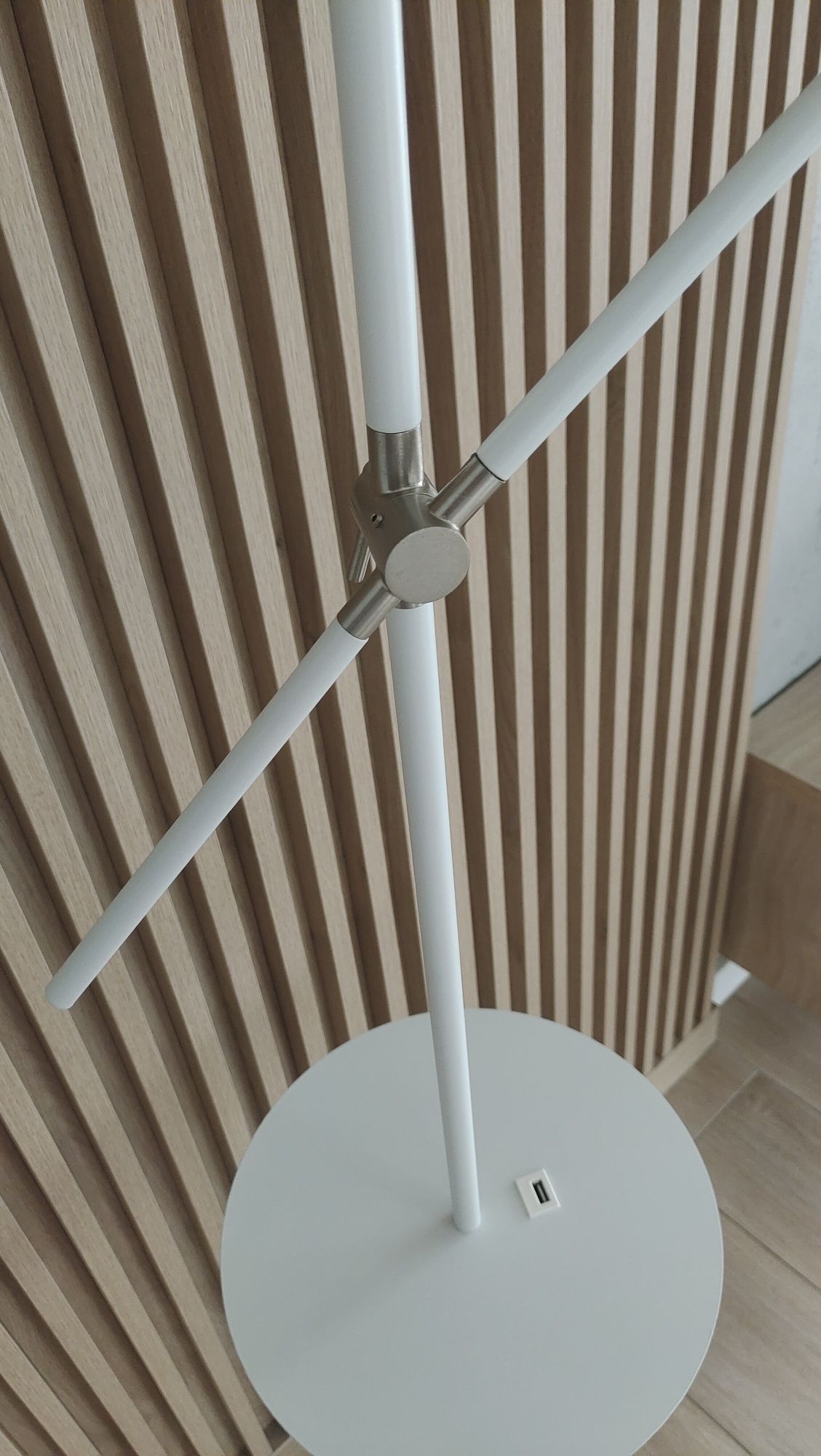 Markslöjd Linear lampa podłogowa z półką i ładowarką USB biały skandyn