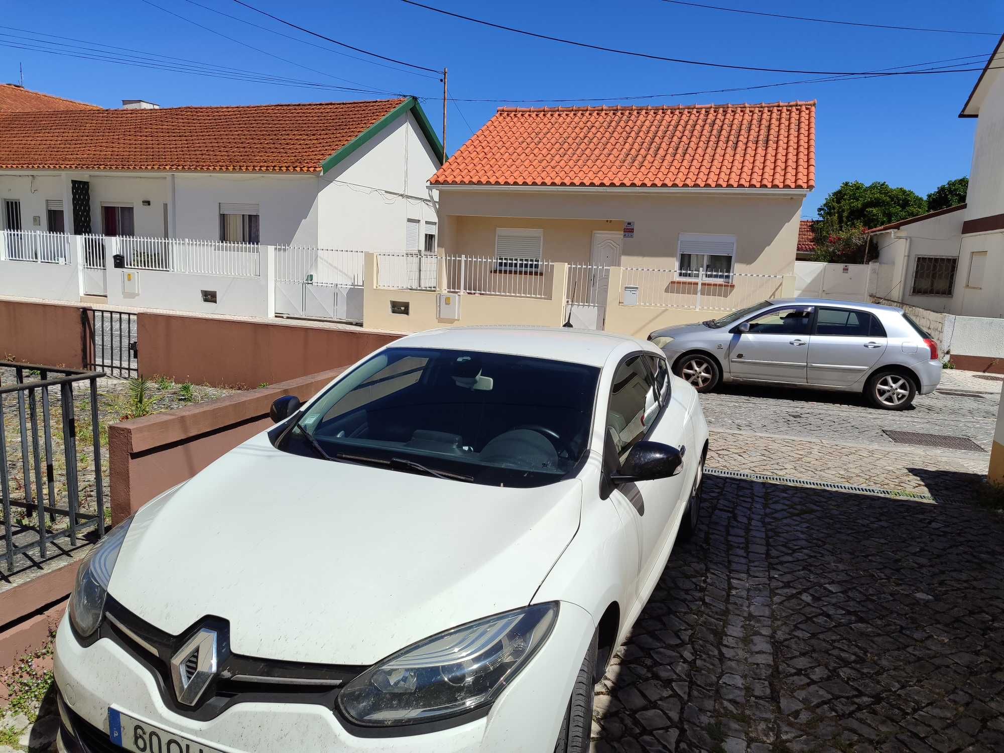 Vendo Renault Megane coupé, comercial impecável, valor negociável.